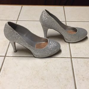 ✨✨REDUCED Women’s Silver Heels✨✨